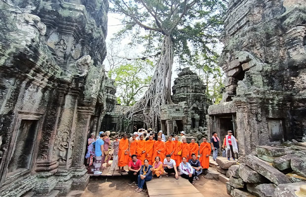 Journey Cambodia HOMECAMBODIA TOURSATTRACTIONSACTIVITIESABOUT CAMBODIAABOUT USBLOGTAILOR-MADECONTACT Siem Reap Explorere 1.5 days Angkor Wat Sunrise & Tonle Sap Lake - Small Group